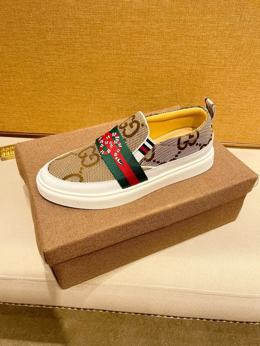 Factory price 400. [Gucci] Gucci's latest 🎁🎁 fashionable casual men's shoes 👟, hot style 💥 simple and elegant style, exclusive for trendy men. Unique official website latest brand 👑 original decoration, fashionable and generous, original cowhide leather ✅ breathable sheepskin lining, official website designated wear-resistant casual outsole, classic model taken in real life 🎬38-44. Can be customized45